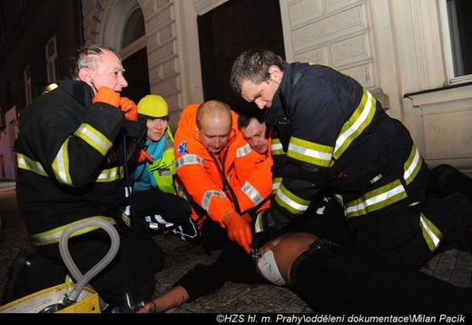 Záchrana zraněných při požáru v pražském hotelu.