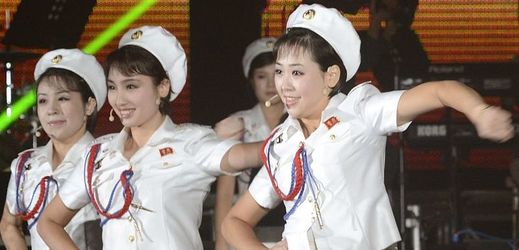 Členky severokorejské dívčí skupiny Moranbong, která vystoupí na zimní olympiádě v jihokorejském Pchjongčchangu.