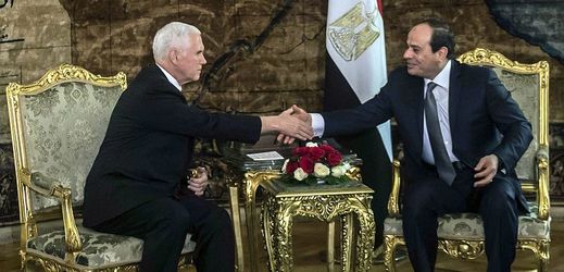 Americký viceprezident Mike Pence a egyptský prezident Abdal Fattáh Sísí.
