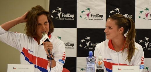 České tenistky Barbora Strýcová (vlevo) a Karolína Plíšková na tiskové konferenci po utkání ve Fed Cupu.