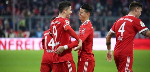 Fotbalisté Bayernu Mnichov se radují z branky do sítě Jiřího Pavlenky.