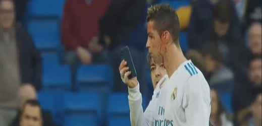 Cristiano Ronaldo kontroluje v telefonu svou tvář.