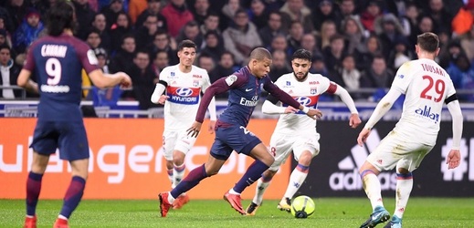 Fotbalisté Lyonu porazili gólem z nastavení suverénní PSG.
