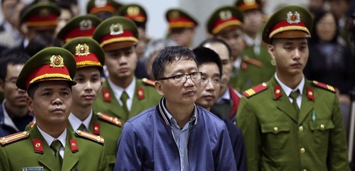 Na snímku uprostřed odsouzený vietnamský poslanec Trinh Xuan Thanh.