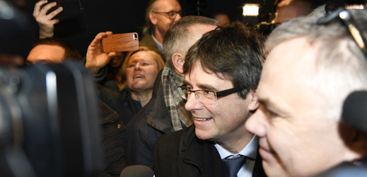 Bývalý katalánský premiér Carles Puigdemont  (uprostřed).