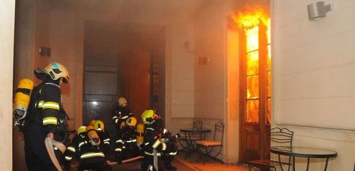 Zásah hasičů při požáru hotelu v centru Prahy.