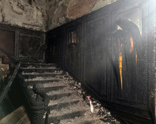 Důsledky požáru, který vypukl v hotelu v Náplavní ulici v Praze (na snímku).