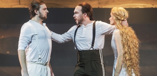 Zleva Roman Hoza jako Hamlet, Paolo Lardizzone jako Laertes a Vanda Šípová jako Ofélie při generální zkoušce opery Hamlet v plzeňském divadle J. K. Tyla.