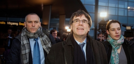 Katalánský expremiér Carles Puigdemont (uprostřed).