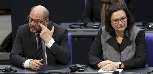 Martin Schulz a Andrea Nahlesová (SPD) na zasedání za účasti francouzských poslanců. 
