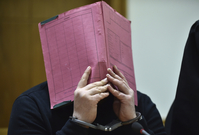 Niels Högel zakrývající si obličej při soudním procesu v roce 2015.
