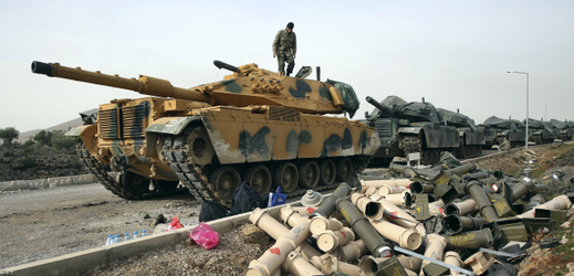 Turecké vojsko připravuje své tanky. 