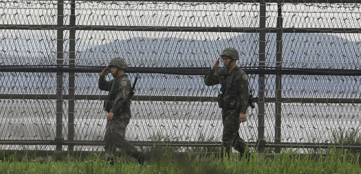 Jihokorejští vojáci na hranicích s KLDR. 