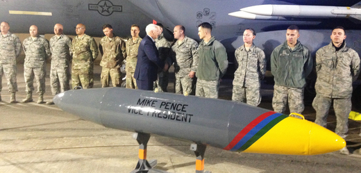 Americký viceprezident Mike Pence se zdraví s vojáky na syrských hranicích. Vpředu na snímku je bomba, která nese jeho jméno. 