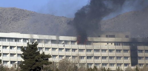 Několik mužů se snaží utéct z hořícího hotelu v Kábulu. 