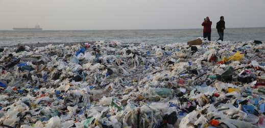 Odpadky zaplavily libanonské pobřeží.
