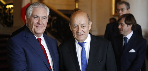 Šéf americké diplomacie Rex Tillerson (vlevo) a francouzský ministr zahraničních věcí Jean-Yves Le Drian (vpravo). 