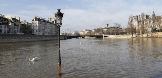 Hladina řeky Seiny v Paříži.