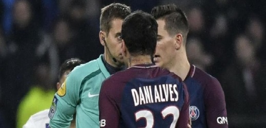Dani Alves si v zápase proti Lyonu vykoledoval červenou kartu.