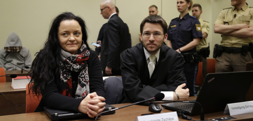 Neonacistka Beate Zschaepeová (vlevo), hlavní obžalovaná v případu Národněsocialistického podzemní se svým advokátem.