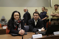 Neonacistka Beate Zschaepeová (vlevo), hlavní obžalovaná v případu Národněsocialistického podzemní se svým advokátem.