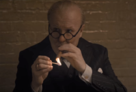 Gary Oldman jako Winston Churchill ve filmu Nejtemnější hodina.