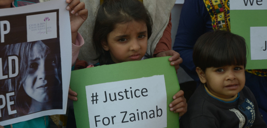 Protestanti, včetně dětí, drží plakátové slogany na protest proti znásilnění a vraždě sedmileté Zajnab Ansáríové.