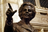 Socha Margaret Thatcherové ve Westminsterském paláci.