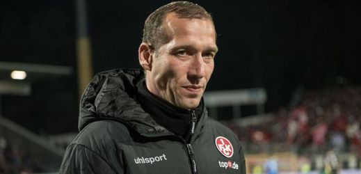 Trenéra Kaiserslauternu Jeffa Strassera postil během zápasu infarkt.