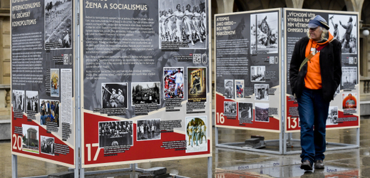 Výstava Komunismus a jeho epocha, kterou připravil Ústav pro studium totalitních režimů (ÚSTR) ve spolupráci s organizacemi Stiftung für Aufarbeitung der SED Diktatur a Deutsches historisches Museum a Národním divadlem.