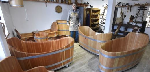 Josef Fryzelka vyrábí sudy na lihoviny i víno, kádě i dřevěné květináče.