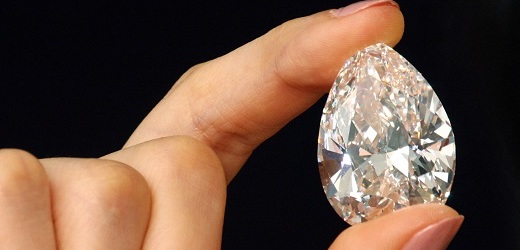 72karátový diamant má hodnotu 10-13 milionů amerických dolarů.