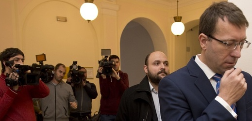 Spoluobviněný Jaroslav Kubiska (uprostřed) mezi novináři před jednáním u pražského městského soudu, který 10. února rozhodoval v kauze údajného tunelování firmy Oleo Chemical.