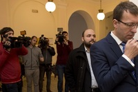 Spoluobviněný Jaroslav Kubiska (uprostřed) mezi novináři před jednáním u pražského městského soudu, který 10. února rozhodoval v kauze údajného tunelování firmy Oleo Chemical.