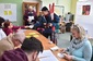 Někteří voliči přišli na Šumavě k urnám v běžkařském oděvu i s lyžemi.