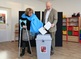 Neúspěšný kandidát na prezidenta z prvního kola voleb Pavel Fischer a jeho manželka Klára odevzdali své hlasy ve druhém kole prezidentské volby v pražských Pitkovicích.