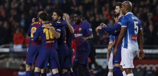 Fotbalisté Barcelony se radují z postupu ve Španělském poháru.