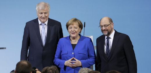 Předseda CSU H. Seehofer, kancléřka A. Merkelová a šéf SPD M. Schulz.