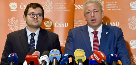 Vlevo předseda poslaneckého klubu ČSSD Jan Chvojka a úřadující předseda ČSSD Milan Chovanec.