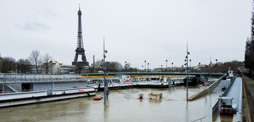 Hladina Seiny v Paříži v pátek dopoledne dosahovala výšky 5,59 metru.