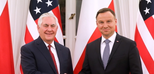 Vlevo americký ministr zahraničí Rex Tillerson a polský prezident Andrzej Duda.