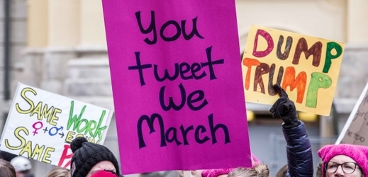 Půldruhého tisíce demonstrantů vyjádřilo v Mnichově kritiku Trumpova chování na Twitteru. Solidarizují tak s pochody po celém světě s důrazem na boj za ženy, přistěhovalce a další ohrožené skupiny ve Spojených státech i na celém světě.