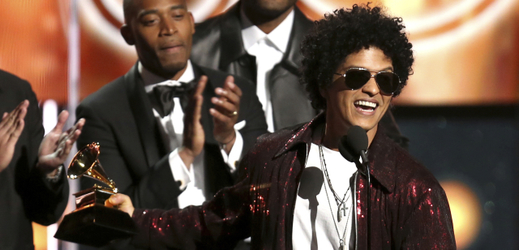 Zpěvák Bruno Mars zvítězil celkem v šesti kategoriích cen Grammy.