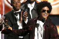 Zpěvák Bruno Mars zvítězil celkem v šesti kategoriích cen Grammy.