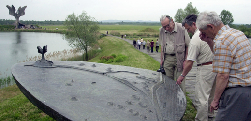 Návštěvníci si prohlížejí plastiku s plánem bývalého koncentračního tábora Jasenovac (asi 140 kilometrů od Záhřebu) v Chorvatsku. Tábor, v němž za války zahynuly statisíce lidí, bývá někdy označován za balkánskou Osvětim.