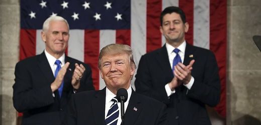 Americký prezident Donald Trump. v pozadí viceprezident Mike Pence a předseda Sněmovny reprezentantů Paul Ryan.
