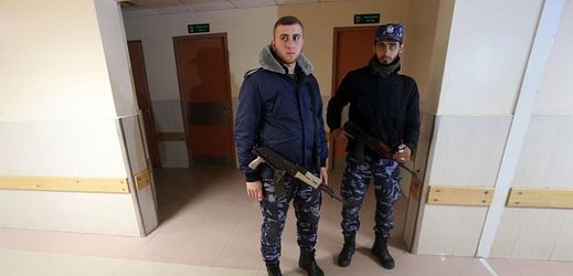 Ozbrojená stráž u nemocničního pokoje lídra Hamasu Imáda Alamího.