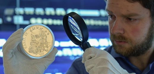Kurátor výstavy Zdeněk Štafl ukazuje v expozici zlatou minci ze sady Karla IV.