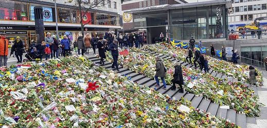 Útočník najel nákladním autem ve Stockholmu do nákupního centra, zemřelo pět osob.