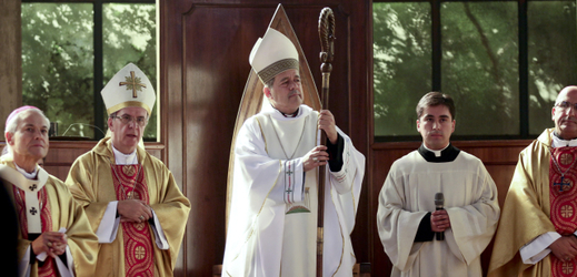 Biskup Juan Barros (uprostřed).
